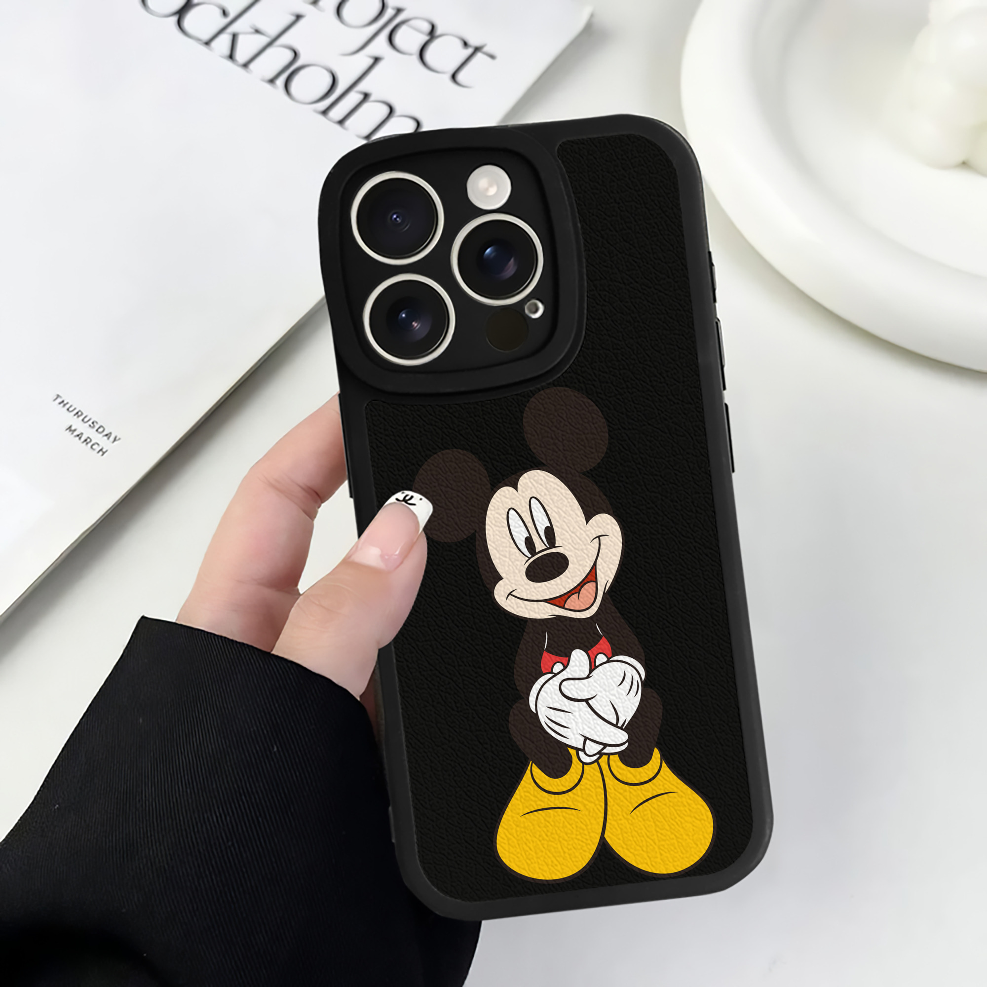 （画像用） ミッキーマウス Mickey Mouse 【iPhone 16シリーズ対応】シリコンスマホケース（レザー調） 材質：シリコン